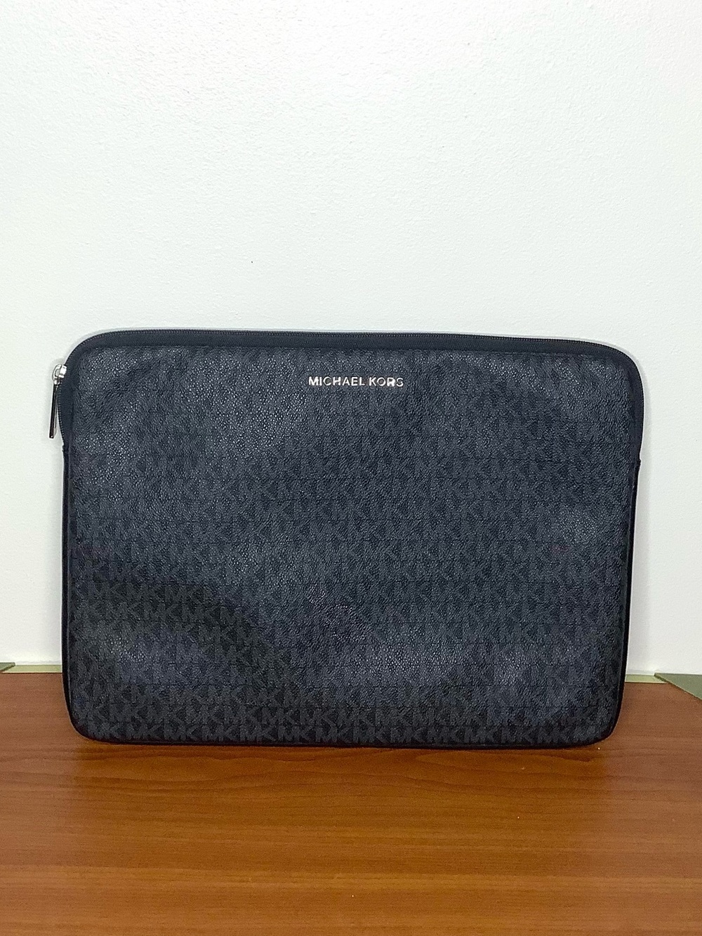 < Michael Kors Black & Grey Monogram Laptop Sleeve >